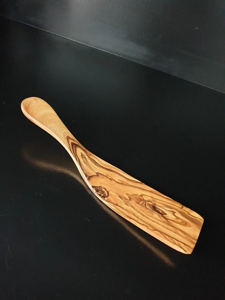 Kuchenspachtel aus Olivenholz
