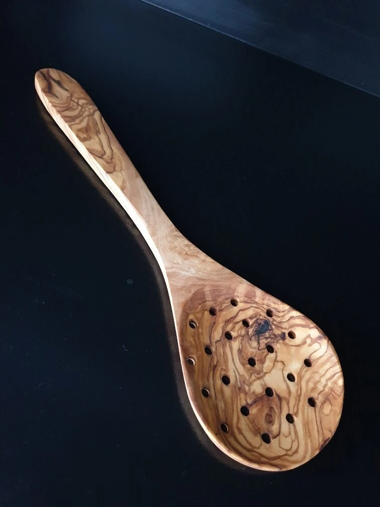 Großer Löffel mit Löchern aus Olivenholz