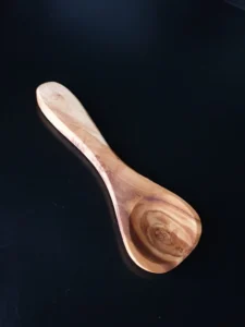 Kurzer Löffel aus Olivenholz