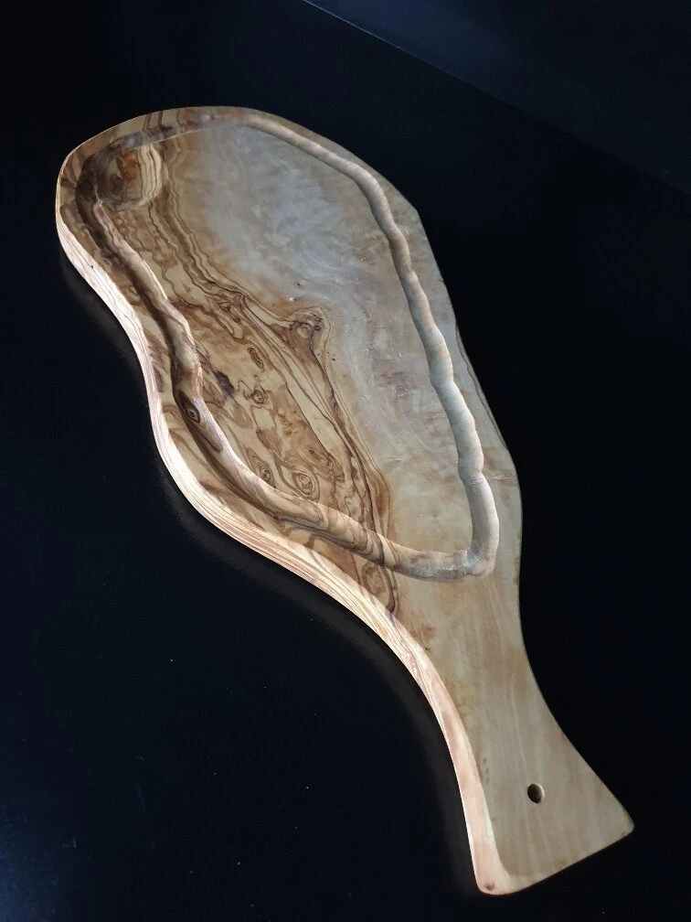 Tapasbrett aus Olivenholz in Herzform